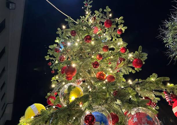 Castellanza accende l'albero di Natale