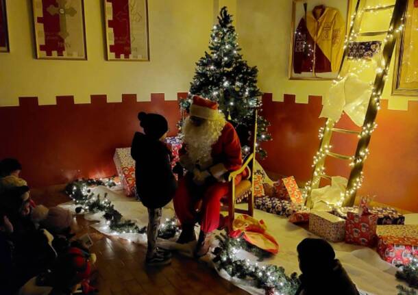 I bambini incontrano Babbo Natale al maniero della contrada Legnarello