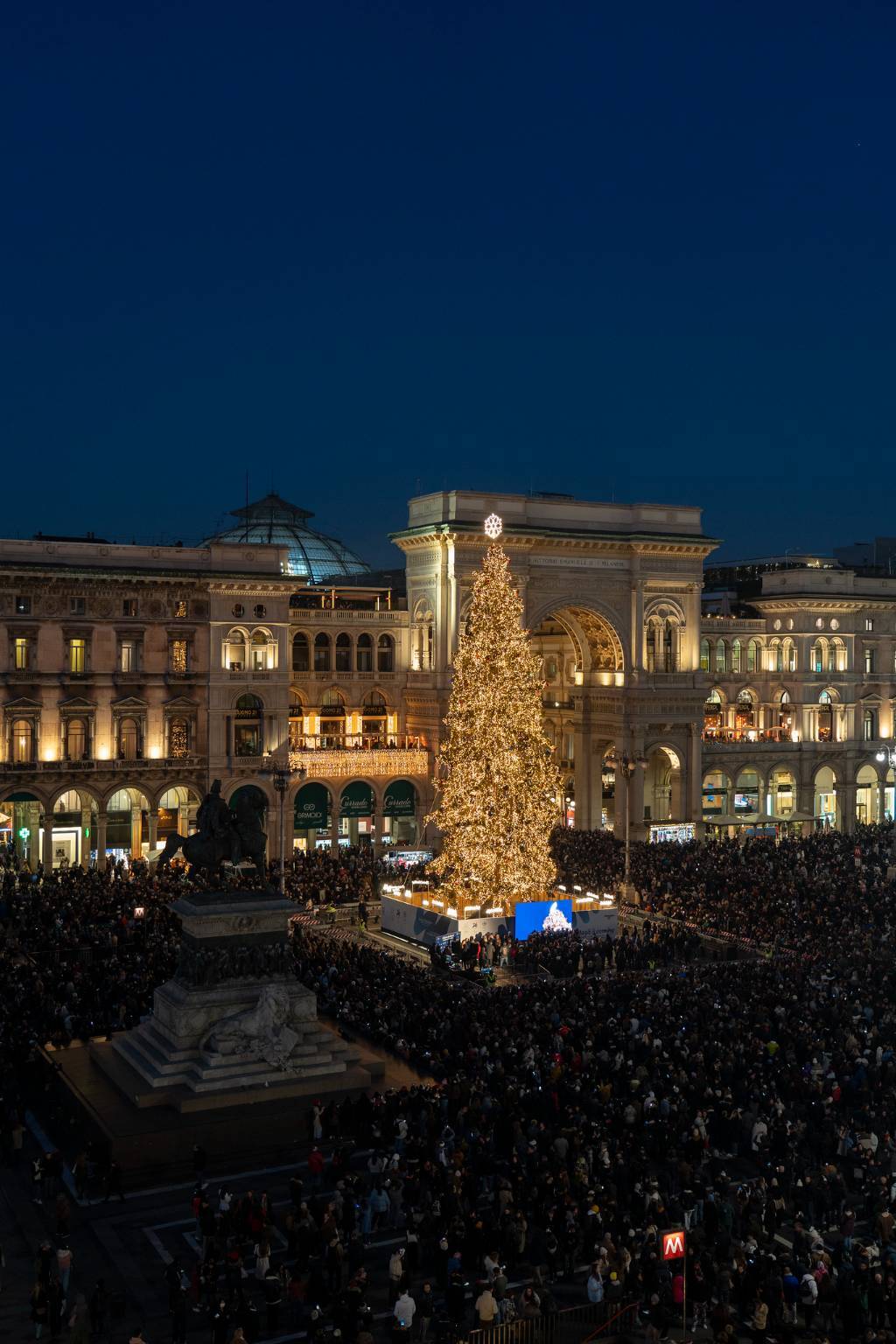 Illuminato l'albero di Natale in piazza Duomo a Milano