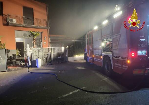 Incendio nella notte a Tradate