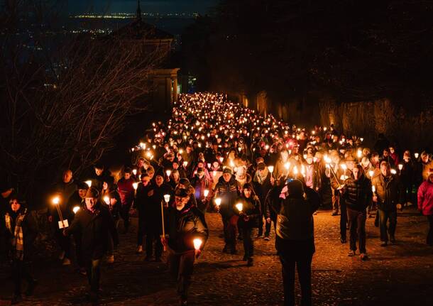 La fiaccolata di fine anno al Sacro Monte di Varese nelle foto di Matteo Canevari