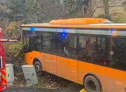pullman fuori strada varese