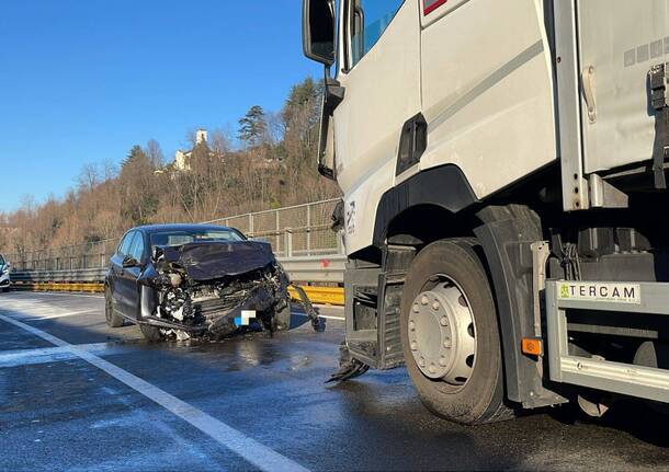 Scontro tra un’auto e un camion sulla tangenziale di Varese in via Peschiera