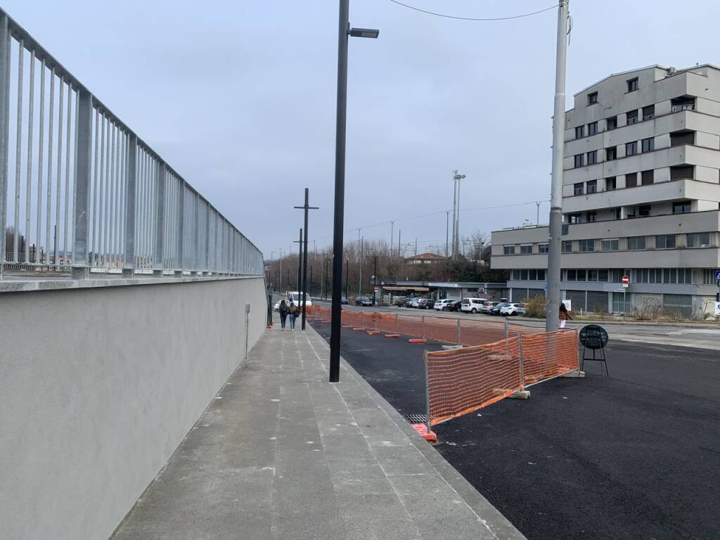 Un nuovo marciapiede per piazzale Kennedy