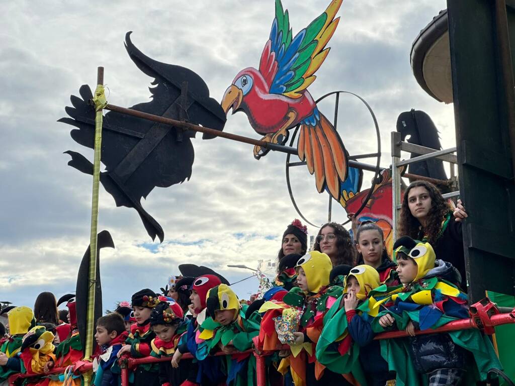 Bambini e adulti in maschera per festeggiare il carnevale a Cassano Magnago