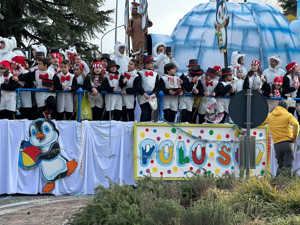 Bambini e adulti in maschera per festeggiare il carnevale a Cassano Magnago