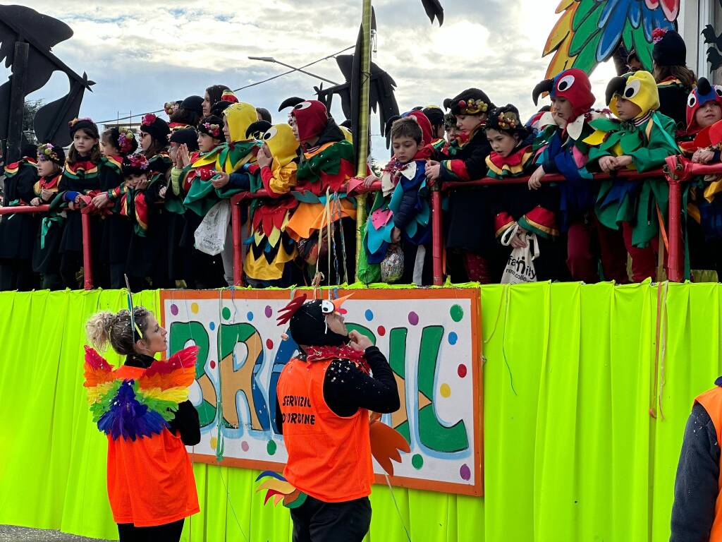 Bambini e adulti in maschera per festeggiare il carnevale a Cassano Magnago