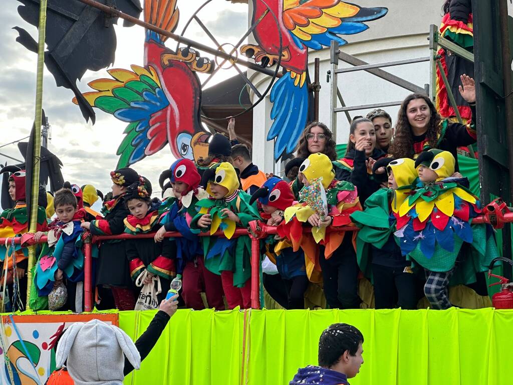 Bambini e adulti in maschera per festeggiare il carnevale a Cassano Magnago