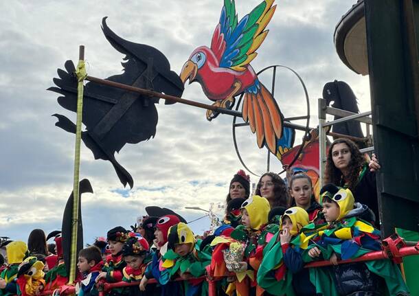 Bambini e adulti in maschera per festeggiare il carnevale a Cassano Magnago