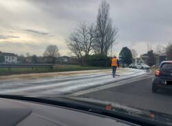 Camion perde 600 litri d'olio sulla strada del lago di Varese