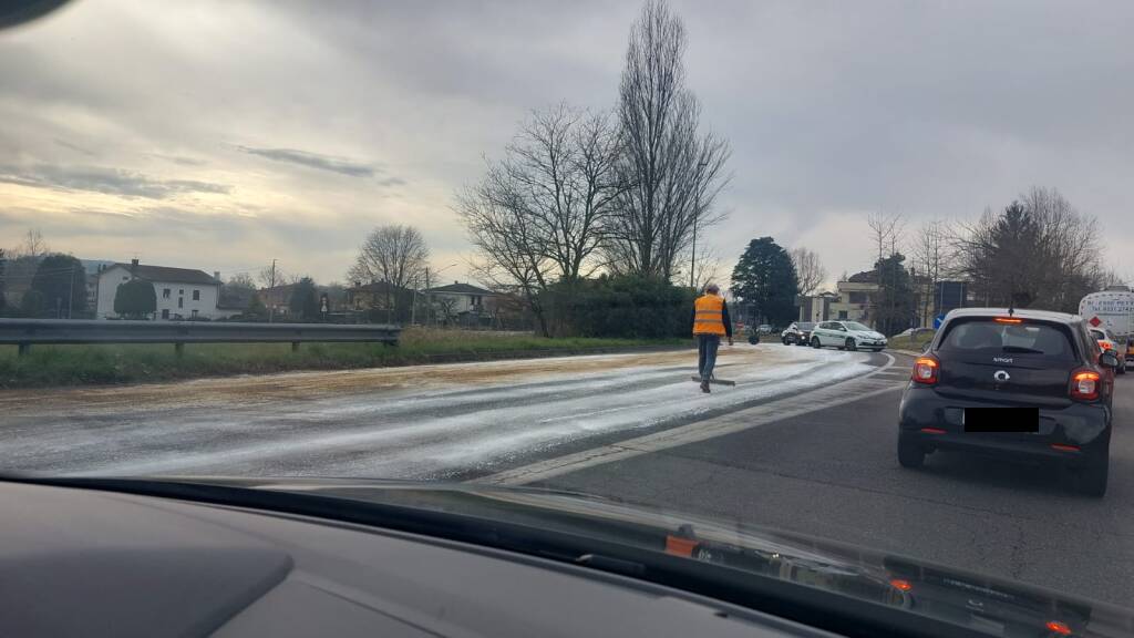 Camion perde 600 litri d'olio sulla strada del lago di Varese