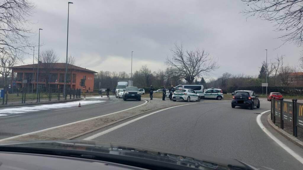 Camion perde 600 litri d'olio sulla strada del lago di Varese