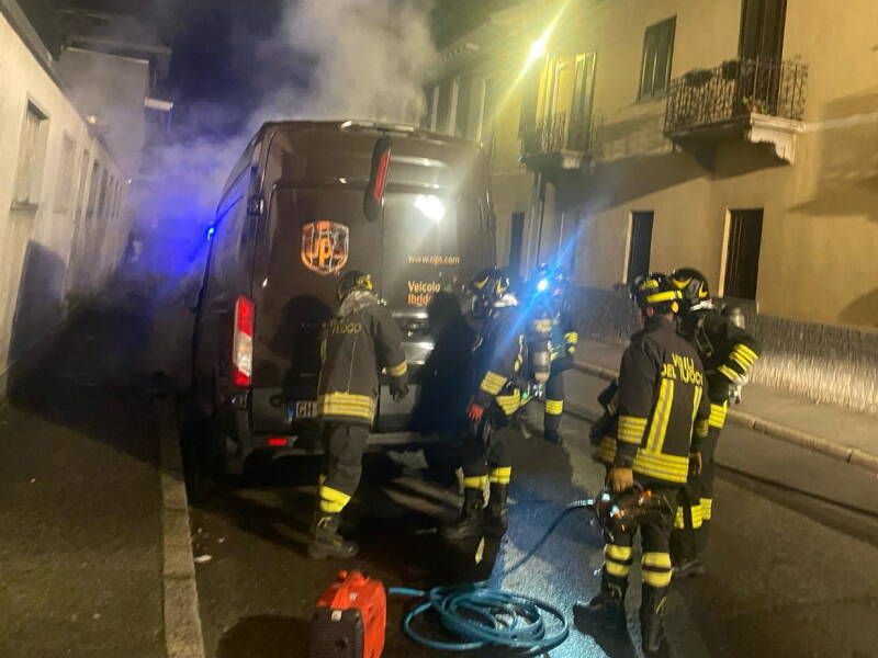 Nove veicoli in fiamme nella notte a Busto Arsizio