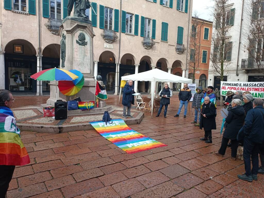 Stop a tutte le guerre, la manifestazione in centro a Varese