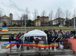 Il presidio per la pace in riva al lago, a Luino