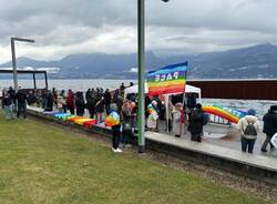 Il presidio per la pace in riva al lago, a Luino