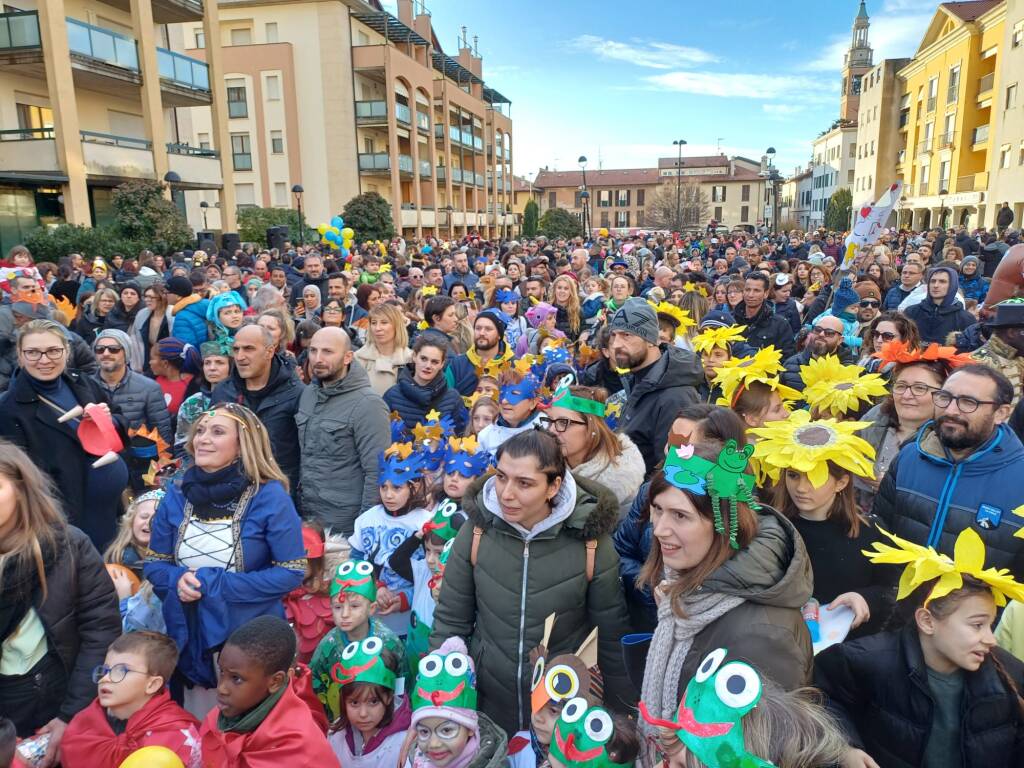 Il Carnevale itinerante colora le strade di Malnate - VareseNews