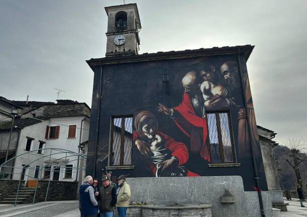 Lucia, la donna che cambia l'acqua ai fiori a Monteviasco