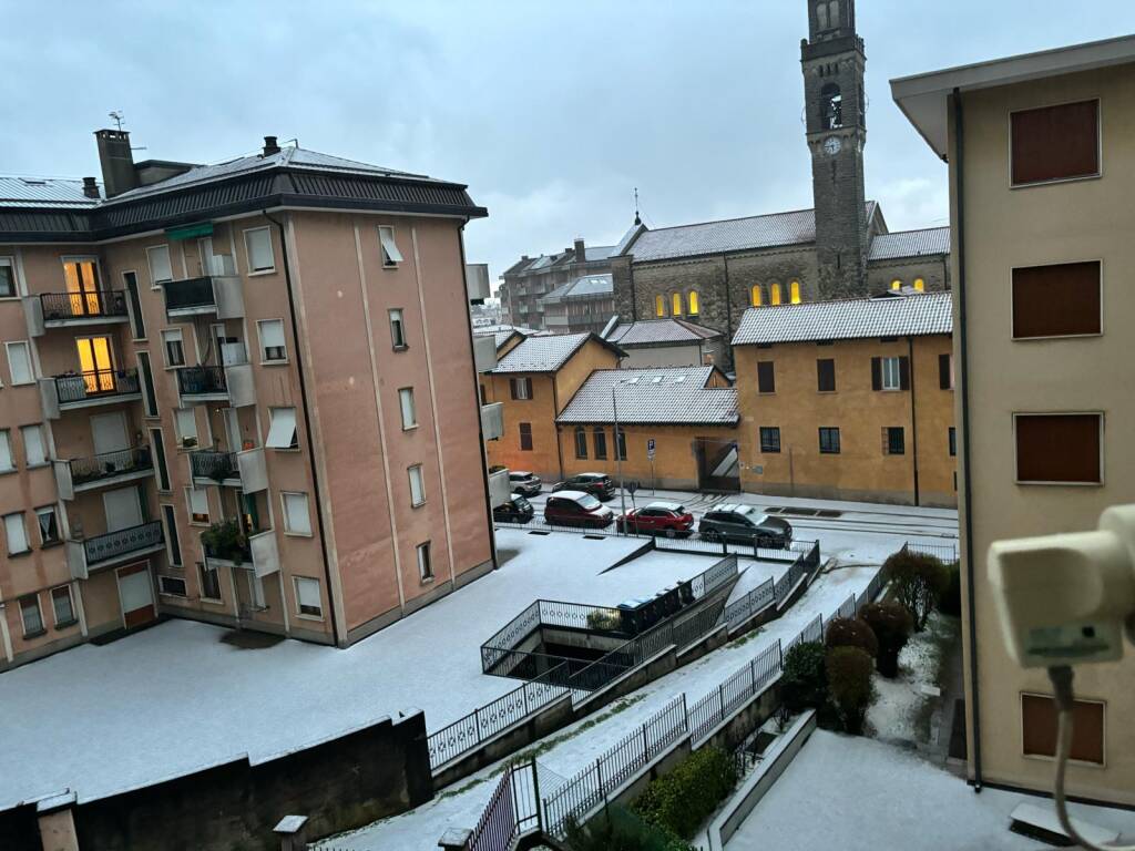 Grandine Graupel sulle strade di Varese 