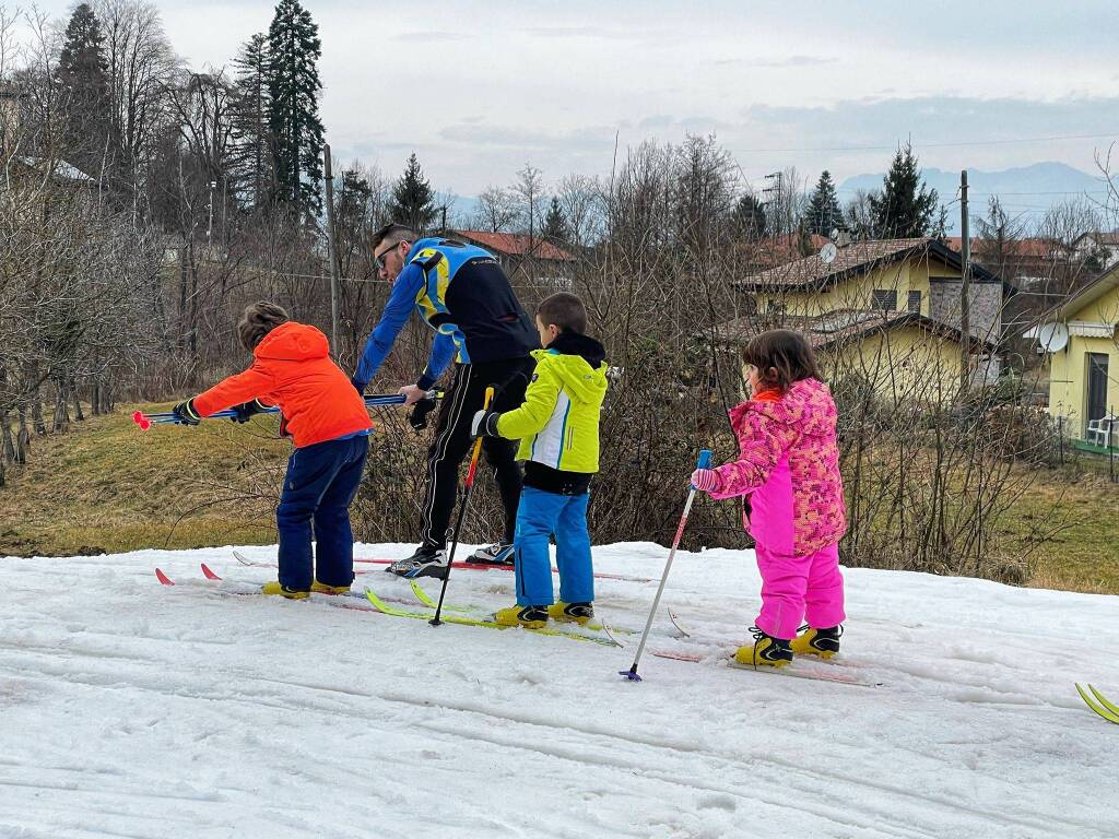 I bambini dell'asilo di Ghirla sugli sci con Sci Club Cunardo