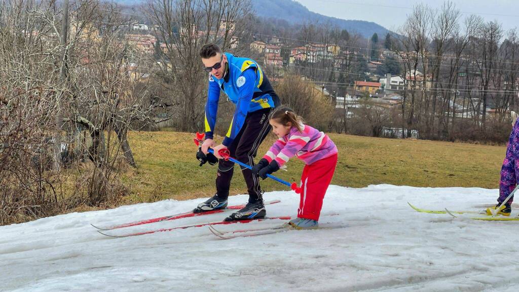 I bambini dell'asilo di Ghirla sugli sci con Sci Club Cunardo