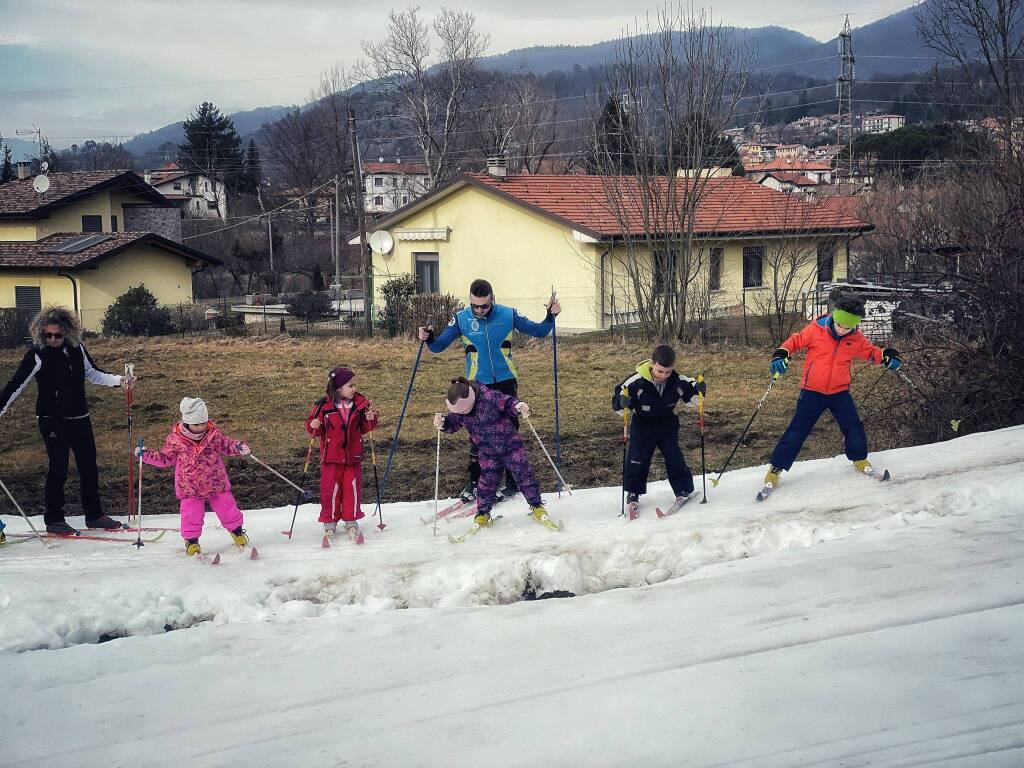 I bambini dell'asilo di Ghirla sugli sci con Sci Club Cunardo