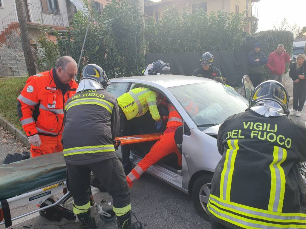 incidente auto camion travedona monate