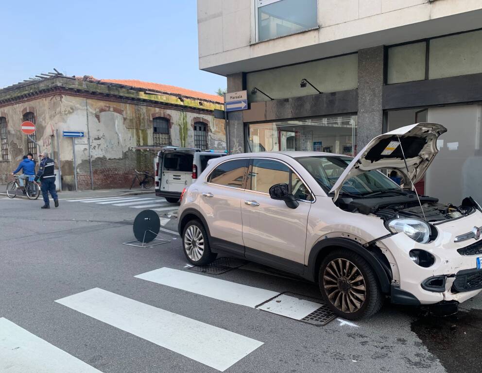 Incidente stradale via Marsala via Palestro Gallarate 