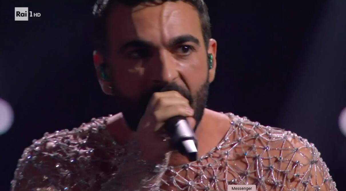 Marco Mengoni canta a Sanremo 2024 "Due Vite"