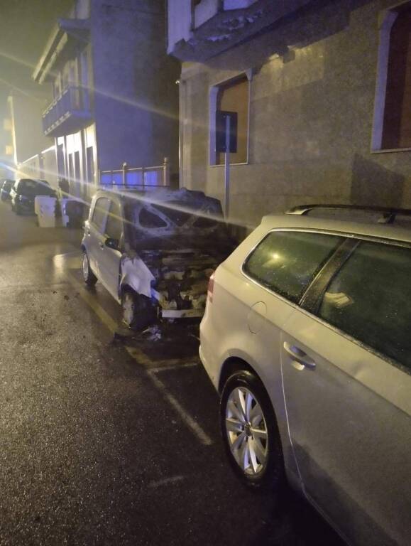 Nove veicoli in fiamme nella notte a Busto Arsizio