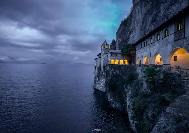 Santa Caterina del Sasso di sera