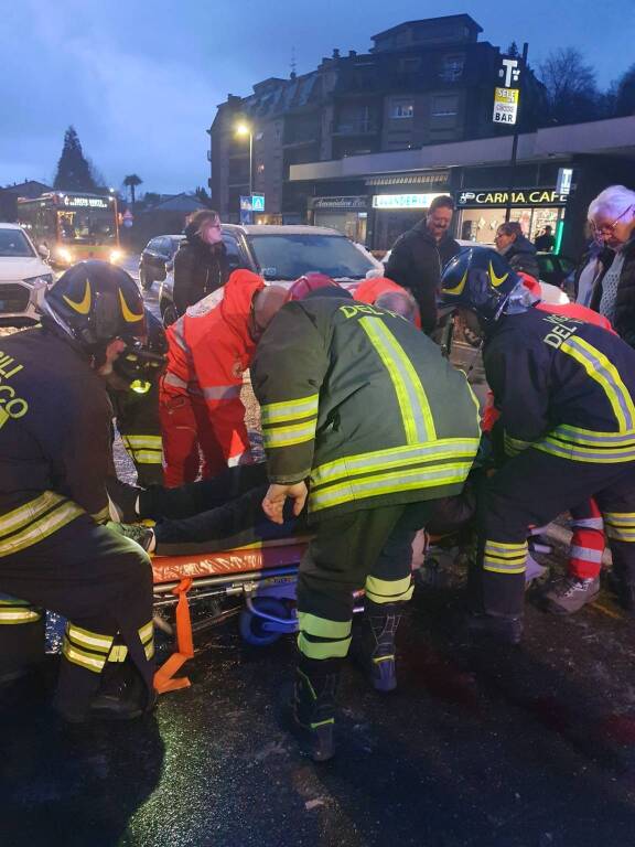 soccorso uomo caduto per strada a Varese