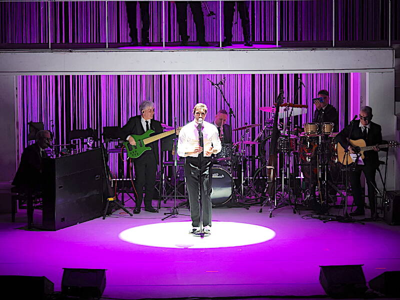 Stefano De Martino sul palco del Teatro di Varese