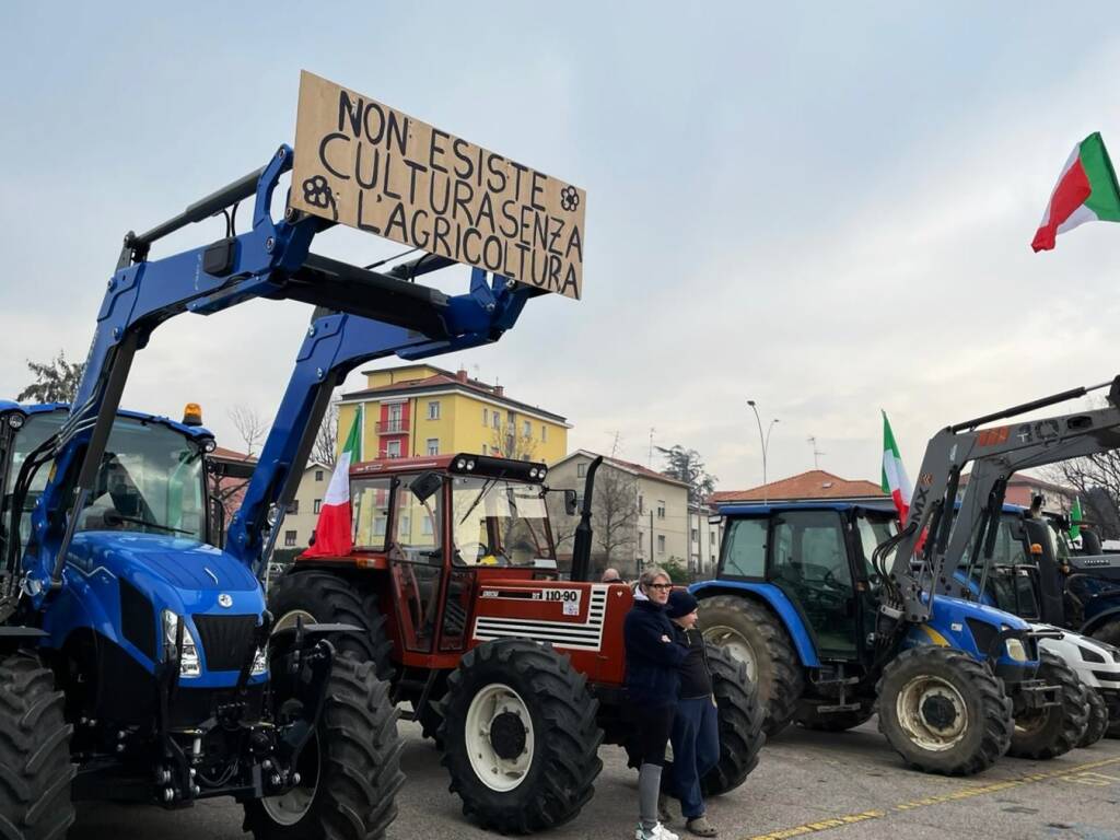 Trattori sulla Varesina a Tradate