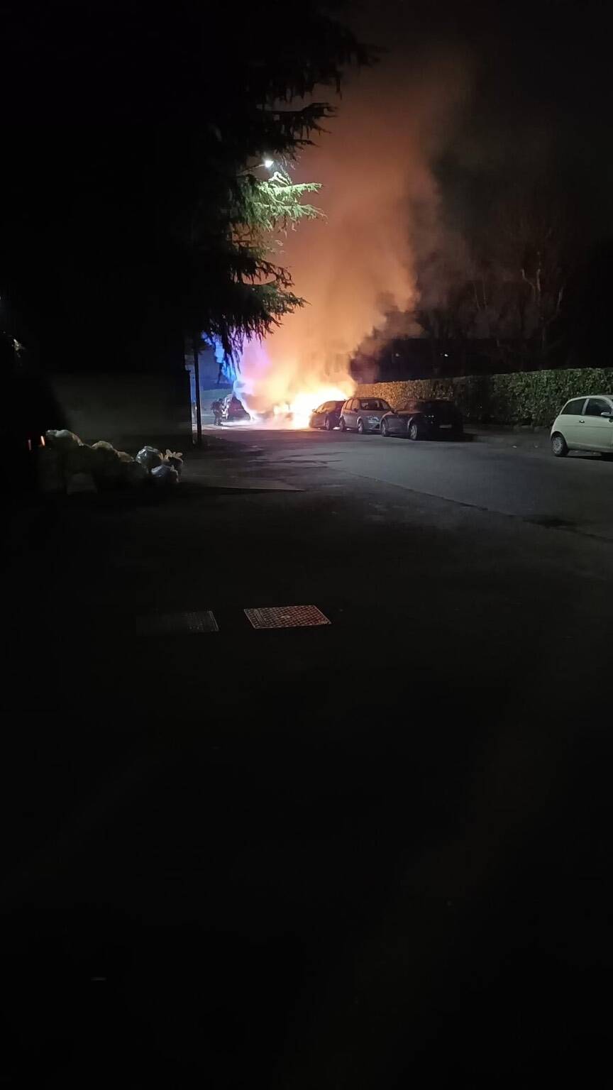 Tre auto in fiamme nella notte a Legnano