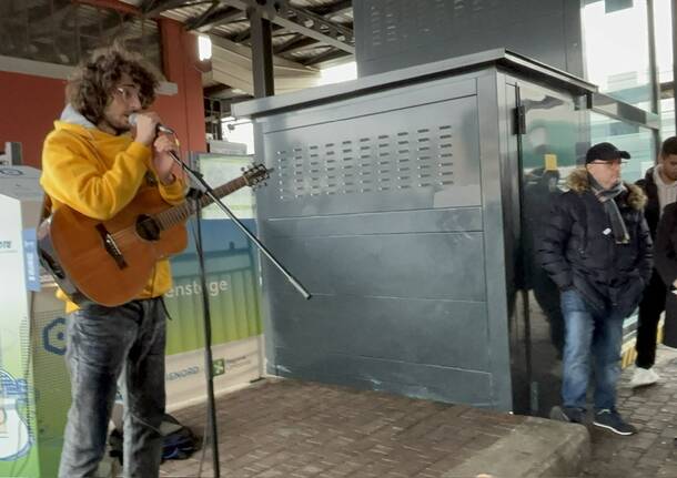 Un palco per gli artisti di strada alla stazione Nord di Varese