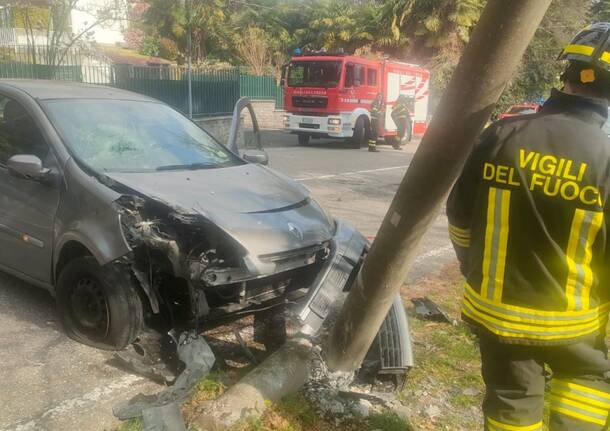 Auto Fuori Strada A Varese, Finisce Contro Il Palo Della Luce E Lo Spezza