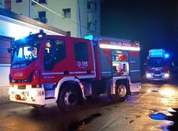 incendio cardano al campoo vigili del fuoco