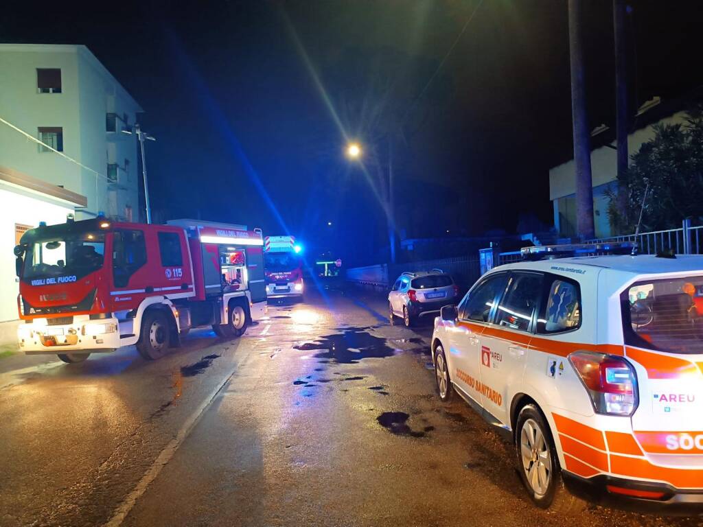 incendio cardano al campoo vigili del fuoco