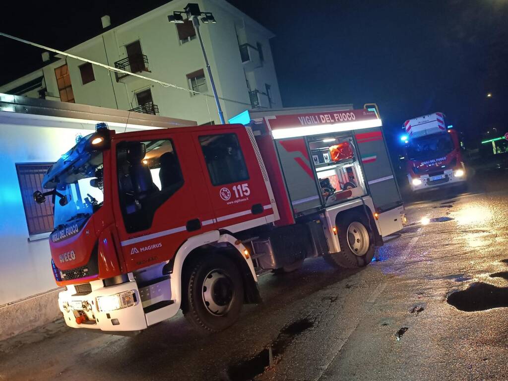 incendio cardano al campoo vigili del fuoco