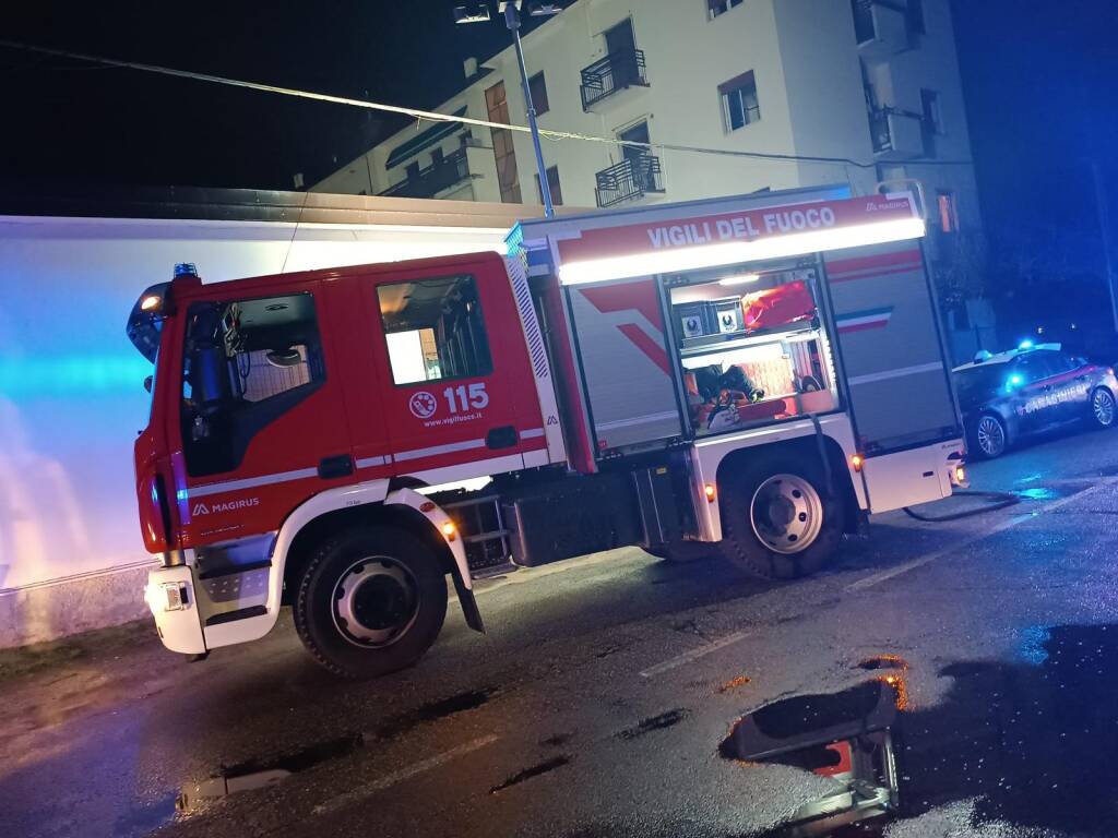 incendio cardano al campoo vigili del fuoco