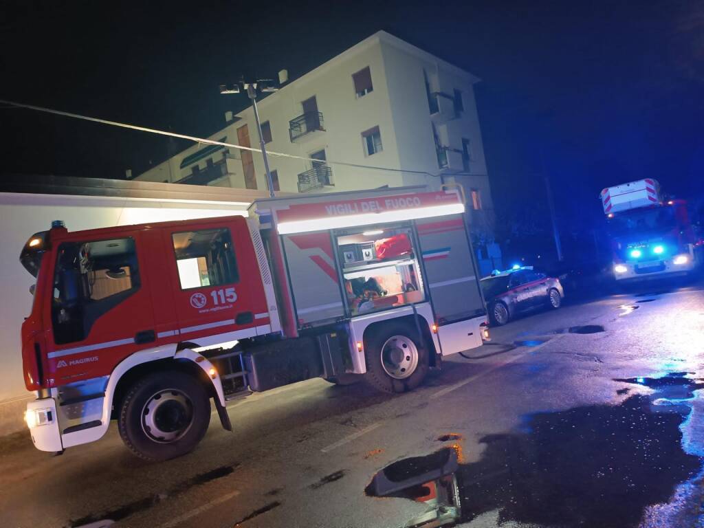 incendio cardano al campoo vigili del fuoco