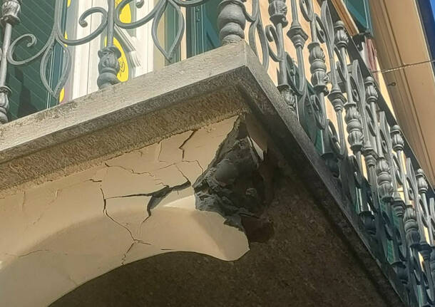 Incidente a Corso Matteotti: camion della Sangalli urta un balcone 