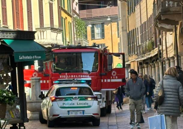 Incidente a Corso Matteotti: camion della Sangalli urta un balcone 