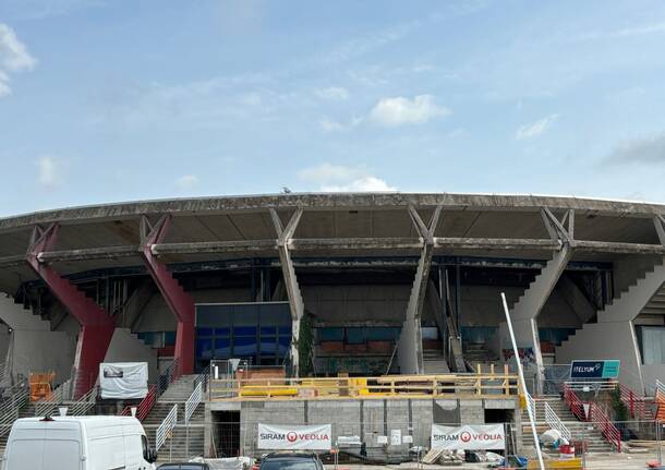 Il cantiere del palasport di Masnago a inizio aprile