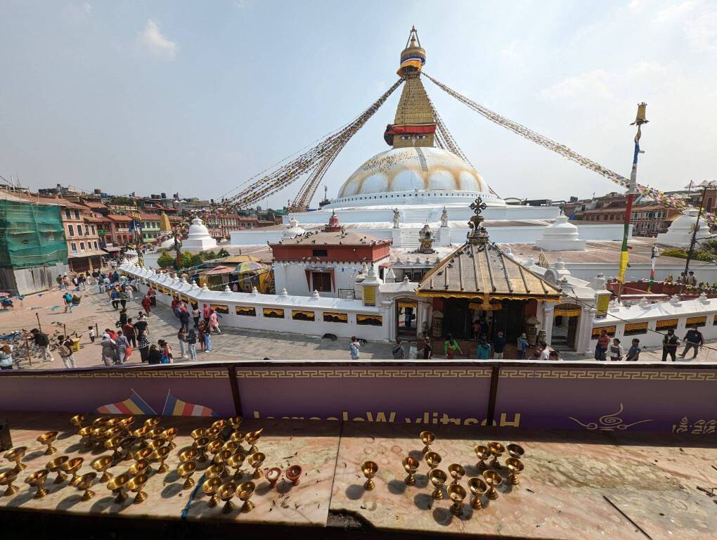 Da Varese al Nepal, tra templi e raccolta di farmaci in attesa di salire a 3 mila metri