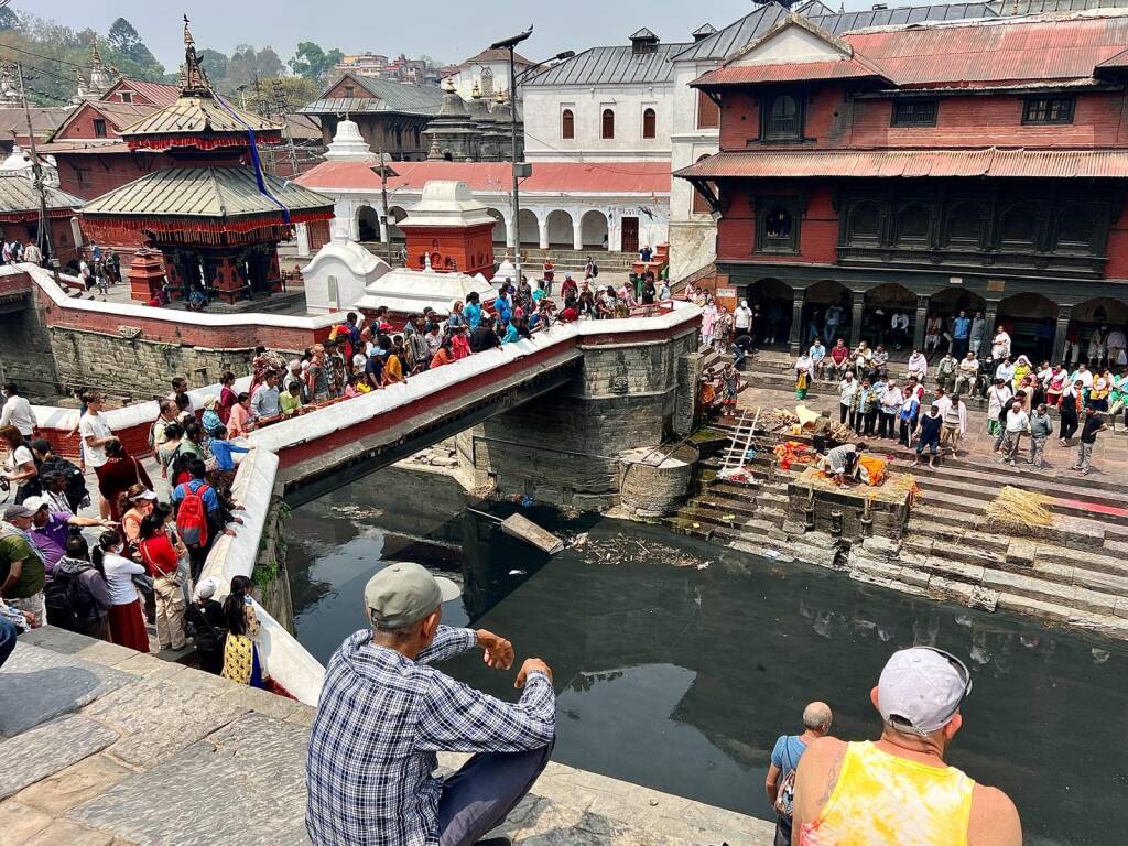 Da Varese al Nepal, tra templi e raccolta di farmaci in attesa di salire a 3 mila metri