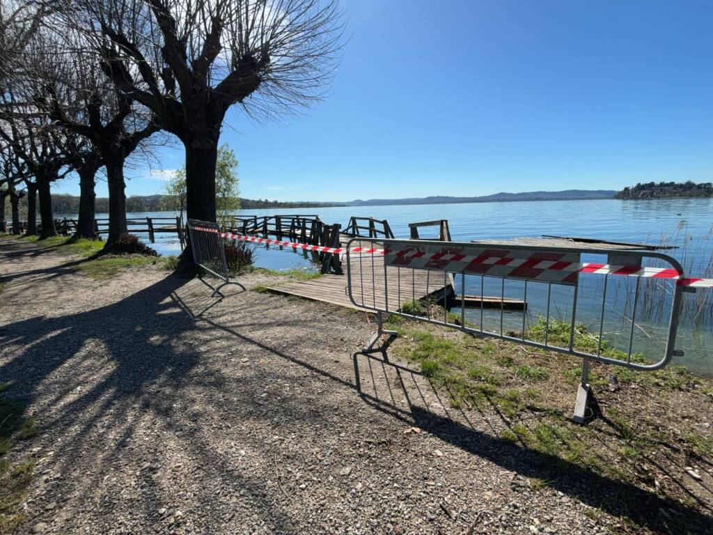 Distrutto il pontile sul lago a Gavirate