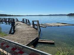 Distrutto il pontile sul lago a Gavirate