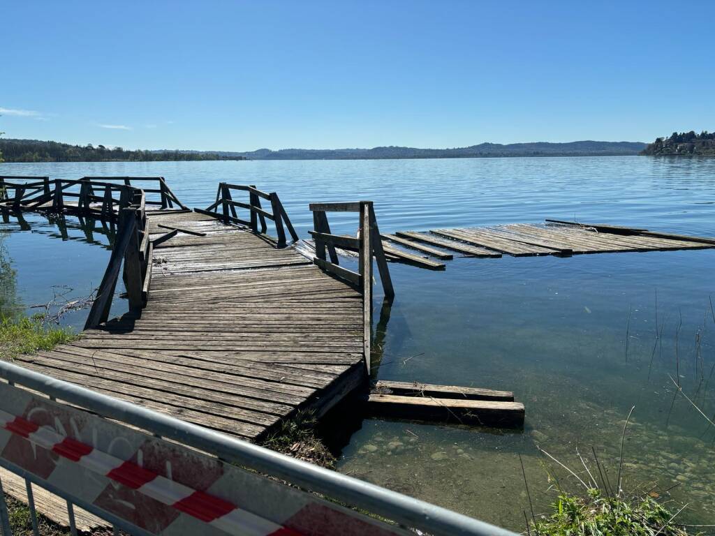 Distrutto il pontile sul lago a Gavirate